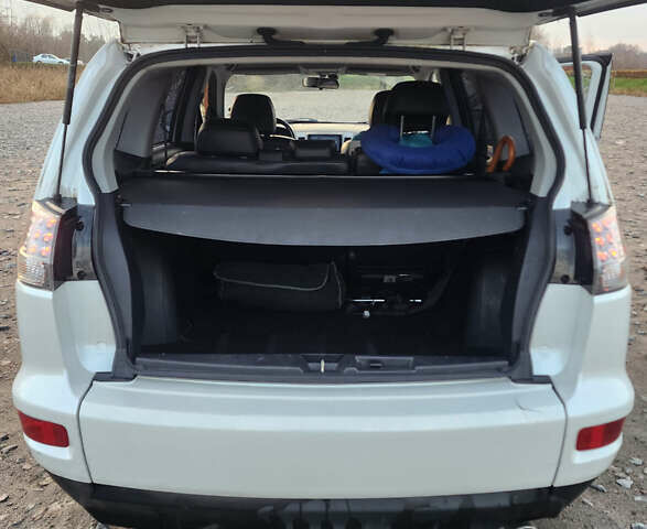 Білий Міцубісі Аутлендер ХЛ, об'ємом двигуна 2.36 л та пробігом 124 тис. км за 11300 $, фото 14 на Automoto.ua