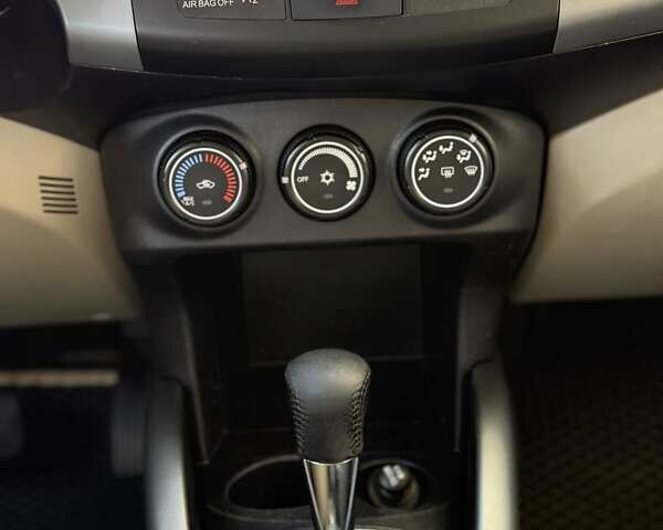 Белый Мицубиси Аутлендер ХЛ, объемом двигателя 2.36 л и пробегом 225 тыс. км за 10500 $, фото 8 на Automoto.ua