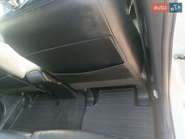 Белый Мицубиси Аутлендер ХЛ, объемом двигателя 2.2 л и пробегом 290 тыс. км за 10950 $, фото 3 на Automoto.ua