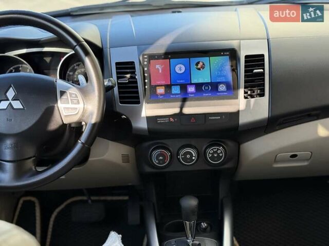 Белый Мицубиси Аутлендер ХЛ, объемом двигателя 2.36 л и пробегом 225 тыс. км за 10500 $, фото 6 на Automoto.ua