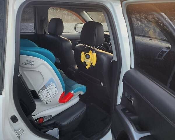 Білий Міцубісі Аутлендер ХЛ, об'ємом двигуна 2.36 л та пробігом 124 тис. км за 11300 $, фото 13 на Automoto.ua