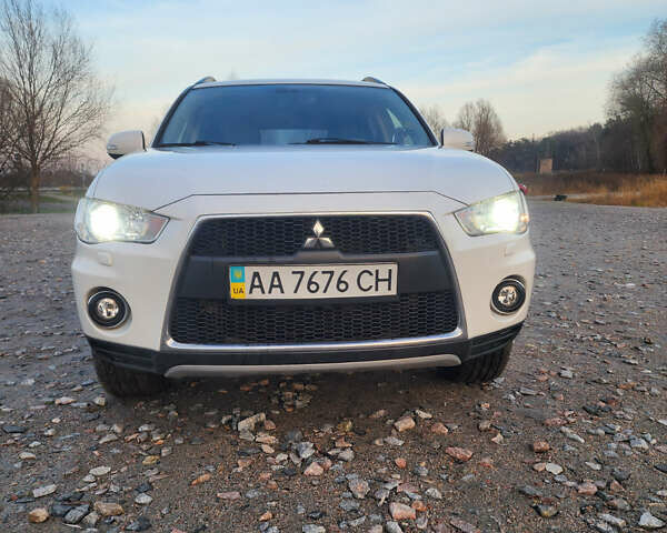 Білий Міцубісі Аутлендер ХЛ, об'ємом двигуна 2.36 л та пробігом 124 тис. км за 11300 $, фото 3 на Automoto.ua
