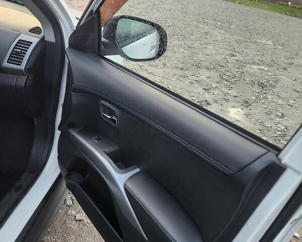 Білий Міцубісі Аутлендер ХЛ, об'ємом двигуна 2.36 л та пробігом 124 тис. км за 11300 $, фото 24 на Automoto.ua