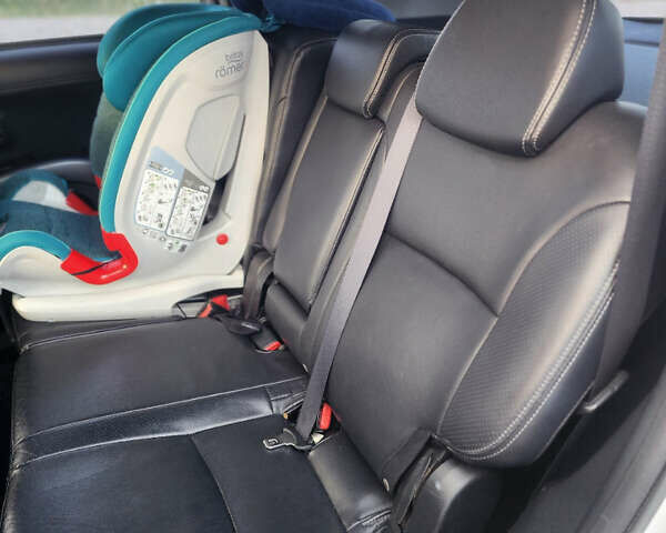 Білий Міцубісі Аутлендер ХЛ, об'ємом двигуна 2.36 л та пробігом 124 тис. км за 11300 $, фото 19 на Automoto.ua