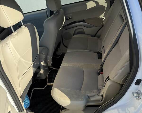 Белый Мицубиси Аутлендер ХЛ, объемом двигателя 2.36 л и пробегом 225 тыс. км за 10500 $, фото 3 на Automoto.ua