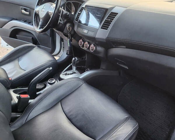 Білий Міцубісі Аутлендер ХЛ, об'ємом двигуна 2.36 л та пробігом 124 тис. км за 11300 $, фото 22 на Automoto.ua