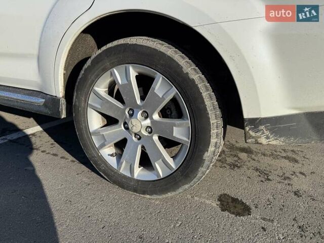 Белый Мицубиси Аутлендер ХЛ, объемом двигателя 2.36 л и пробегом 225 тыс. км за 10500 $, фото 1 на Automoto.ua