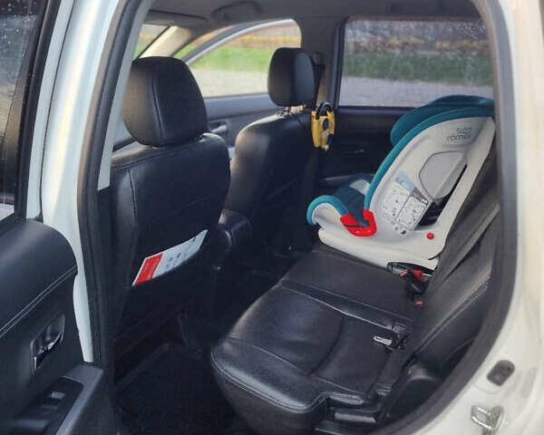 Білий Міцубісі Аутлендер ХЛ, об'ємом двигуна 2.36 л та пробігом 124 тис. км за 11300 $, фото 16 на Automoto.ua