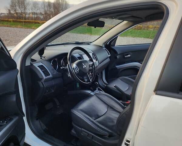 Білий Міцубісі Аутлендер ХЛ, об'ємом двигуна 2.36 л та пробігом 124 тис. км за 11300 $, фото 20 на Automoto.ua