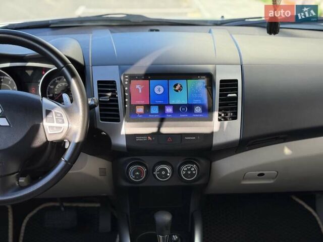 Белый Мицубиси Аутлендер ХЛ, объемом двигателя 2.36 л и пробегом 225 тыс. км за 10500 $, фото 5 на Automoto.ua