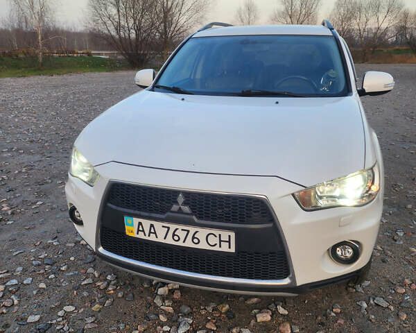 Білий Міцубісі Аутлендер ХЛ, об'ємом двигуна 2.36 л та пробігом 124 тис. км за 11300 $, фото 2 на Automoto.ua