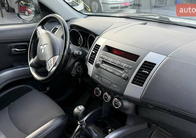 Білий Міцубісі Аутлендер ХЛ, об'ємом двигуна 2.3 л та пробігом 200 тис. км за 10999 $, фото 14 на Automoto.ua