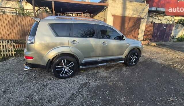 Бежевый Мицубиси Аутлендер ХЛ, объемом двигателя 3 л и пробегом 295 тыс. км за 9600 $, фото 4 на Automoto.ua