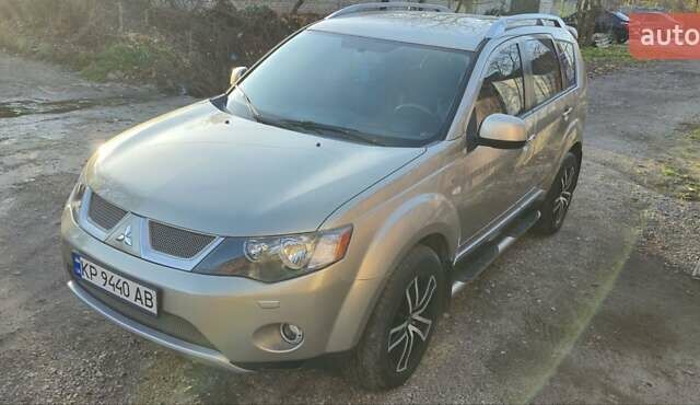 Бежевый Мицубиси Аутлендер ХЛ, объемом двигателя 3 л и пробегом 295 тыс. км за 9600 $, фото 1 на Automoto.ua