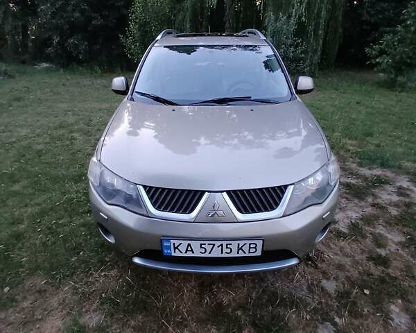 Бежевий Міцубісі Аутлендер ХЛ, об'ємом двигуна 3 л та пробігом 236 тис. км за 10500 $, фото 2 на Automoto.ua