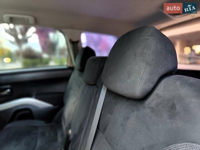 Бежевий Міцубісі Аутлендер ХЛ, об'ємом двигуна 3 л та пробігом 264 тис. км за 7490 $, фото 47 на Automoto.ua