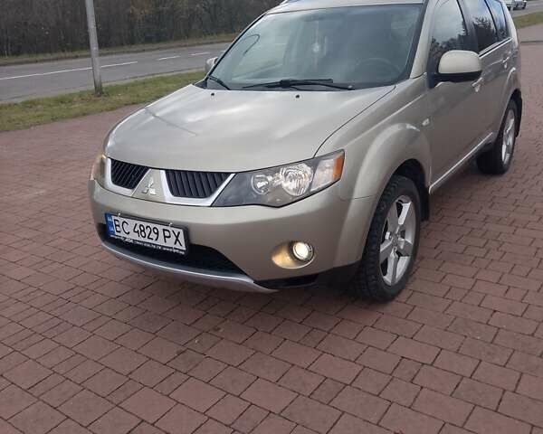 Міцубісі Аутлендер ХЛ 2007 у Трускавце на Automoto.ua Бежевий Міцубісі Аутлендер ХЛ, об'ємом двигуна 2.36 л та пробігом 202 тис. км за 8199 $, фото 4 на Automoto.ua