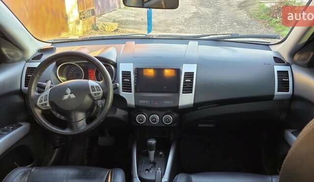 Бежевый Мицубиси Аутлендер ХЛ, объемом двигателя 3 л и пробегом 295 тыс. км за 9600 $, фото 12 на Automoto.ua