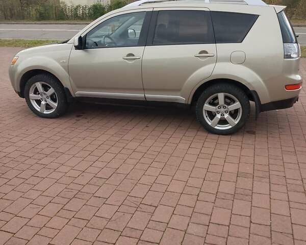 Міцубісі Аутлендер ХЛ 2007 у Трускавце на Automoto.ua Бежевий Міцубісі Аутлендер ХЛ, об'ємом двигуна 2.36 л та пробігом 202 тис. км за 8199 $, фото 17 на Automoto.ua