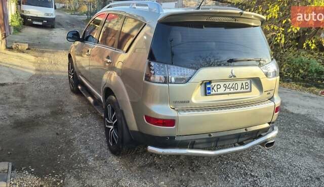 Бежевый Мицубиси Аутлендер ХЛ, объемом двигателя 3 л и пробегом 295 тыс. км за 9600 $, фото 2 на Automoto.ua