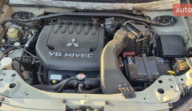 Бежевый Мицубиси Аутлендер ХЛ, объемом двигателя 3 л и пробегом 295 тыс. км за 9600 $, фото 13 на Automoto.ua