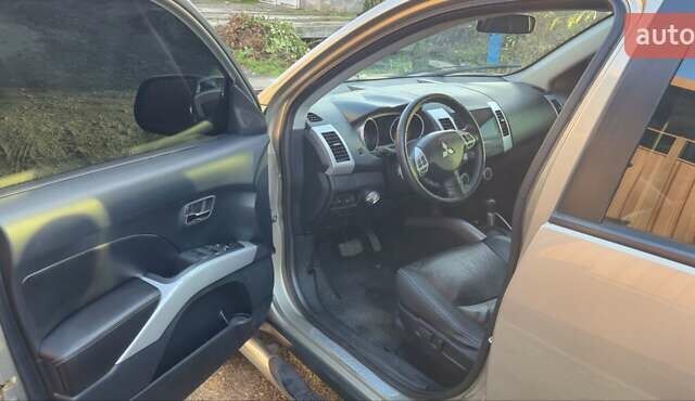 Бежевый Мицубиси Аутлендер ХЛ, объемом двигателя 3 л и пробегом 295 тыс. км за 9600 $, фото 6 на Automoto.ua