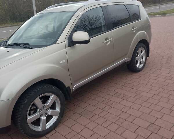 Міцубісі Аутлендер ХЛ 2007 у Трускавце на Automoto.ua Бежевий Міцубісі Аутлендер ХЛ, об'ємом двигуна 2.36 л та пробігом 202 тис. км за 8199 $, фото 5 на Automoto.ua