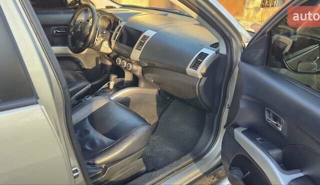 Бежевый Мицубиси Аутлендер ХЛ, объемом двигателя 3 л и пробегом 295 тыс. км за 9600 $, фото 9 на Automoto.ua