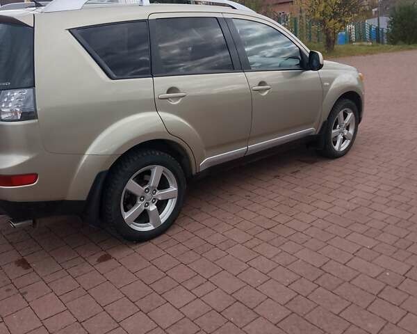 Міцубісі Аутлендер ХЛ 2007 у Трускавце на Automoto.ua Бежевий Міцубісі Аутлендер ХЛ, об'ємом двигуна 2.36 л та пробігом 202 тис. км за 8199 $, фото 19 на Automoto.ua