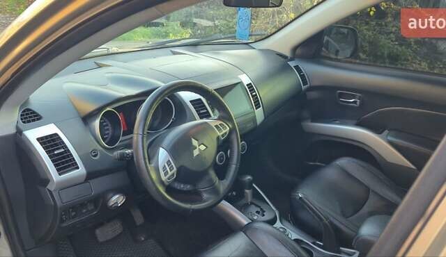 Бежевый Мицубиси Аутлендер ХЛ, объемом двигателя 3 л и пробегом 295 тыс. км за 9600 $, фото 7 на Automoto.ua