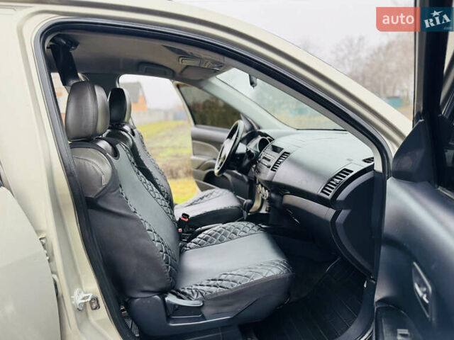 Бежевый Мицубиси Аутлендер ХЛ, объемом двигателя 2.4 л и пробегом 107 тыс. км за 9900 $, фото 8 на Automoto.ua