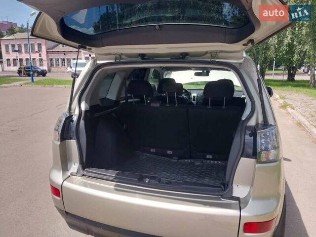 Бежевый Мицубиси Аутлендер ХЛ, объемом двигателя 2.4 л и пробегом 275 тыс. км за 8600 $, фото 37 на Automoto.ua