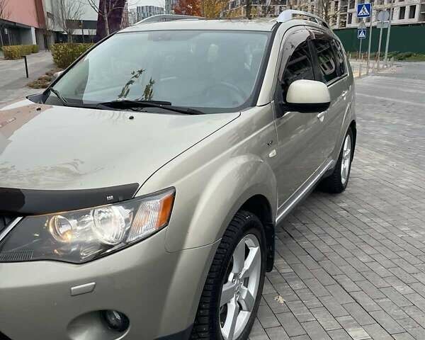 Бежевый Мицубиси Аутлендер ХЛ, объемом двигателя 3 л и пробегом 235 тыс. км за 8000 $, фото 3 на Automoto.ua