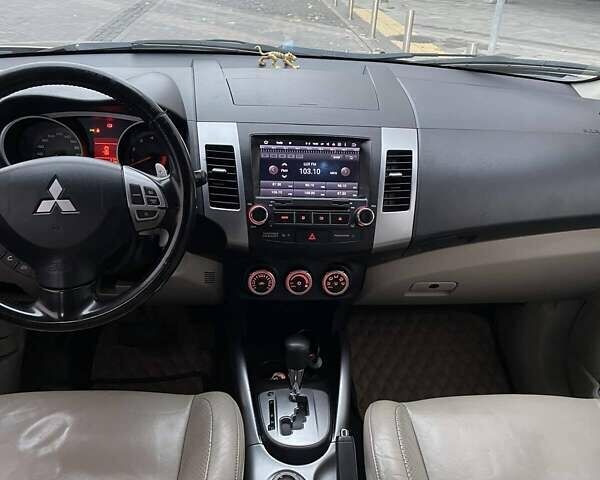 Бежевый Мицубиси Аутлендер ХЛ, объемом двигателя 3 л и пробегом 235 тыс. км за 8000 $, фото 14 на Automoto.ua