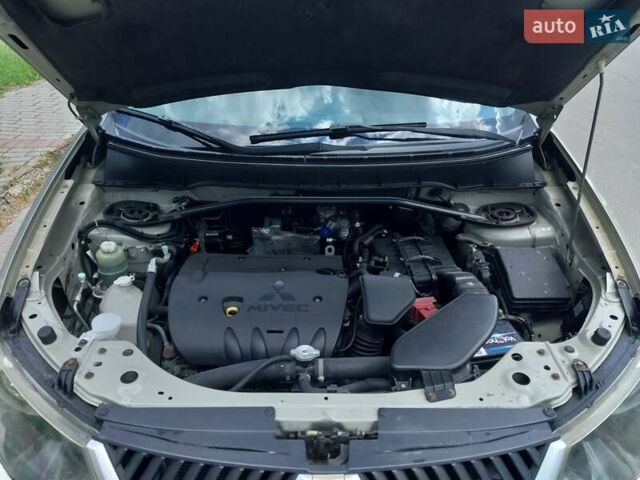 Бежевый Мицубиси Аутлендер ХЛ, объемом двигателя 2.4 л и пробегом 275 тыс. км за 8600 $, фото 28 на Automoto.ua