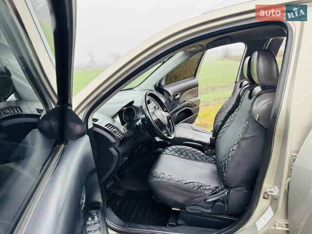 Бежевый Мицубиси Аутлендер ХЛ, объемом двигателя 2.4 л и пробегом 107 тыс. км за 9900 $, фото 7 на Automoto.ua