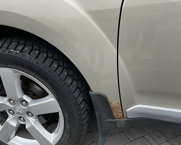 Бежевый Мицубиси Аутлендер ХЛ, объемом двигателя 3 л и пробегом 235 тыс. км за 8000 $, фото 2 на Automoto.ua