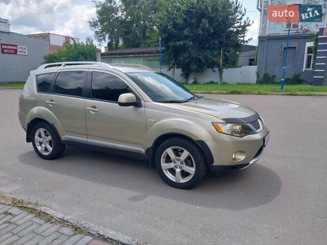 Бежевый Мицубиси Аутлендер ХЛ, объемом двигателя 2.4 л и пробегом 275 тыс. км за 8600 $, фото 2 на Automoto.ua