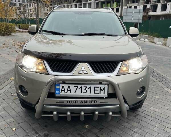 Бежевый Мицубиси Аутлендер ХЛ, объемом двигателя 3 л и пробегом 235 тыс. км за 8000 $, фото 4 на Automoto.ua