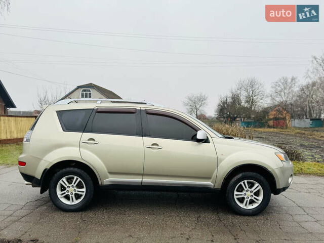 Бежевый Мицубиси Аутлендер ХЛ, объемом двигателя 2.4 л и пробегом 107 тыс. км за 9900 $, фото 1 на Automoto.ua