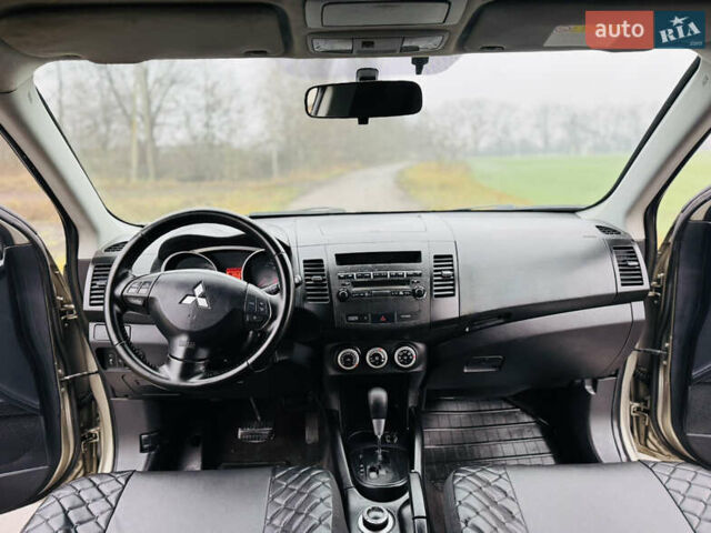 Бежевый Мицубиси Аутлендер ХЛ, объемом двигателя 2.4 л и пробегом 107 тыс. км за 9900 $, фото 6 на Automoto.ua