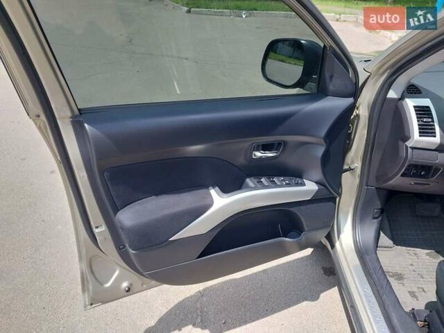 Бежевый Мицубиси Аутлендер ХЛ, объемом двигателя 2.4 л и пробегом 275 тыс. км за 8600 $, фото 16 на Automoto.ua