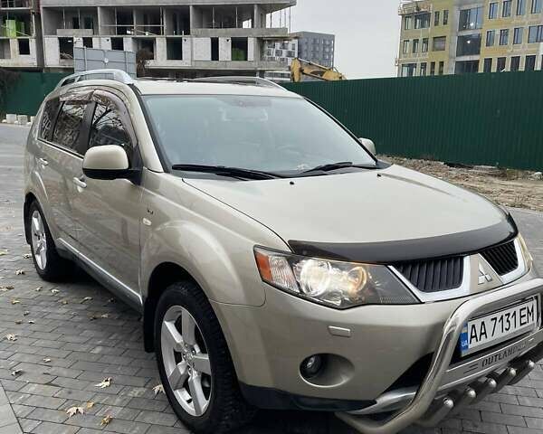 Бежевый Мицубиси Аутлендер ХЛ, объемом двигателя 3 л и пробегом 235 тыс. км за 8000 $, фото 5 на Automoto.ua