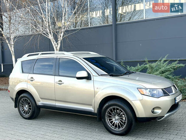 Бежевый Мицубиси Аутлендер ХЛ, объемом двигателя 2 л и пробегом 226 тыс. км за 8999 $, фото 3 на Automoto.ua