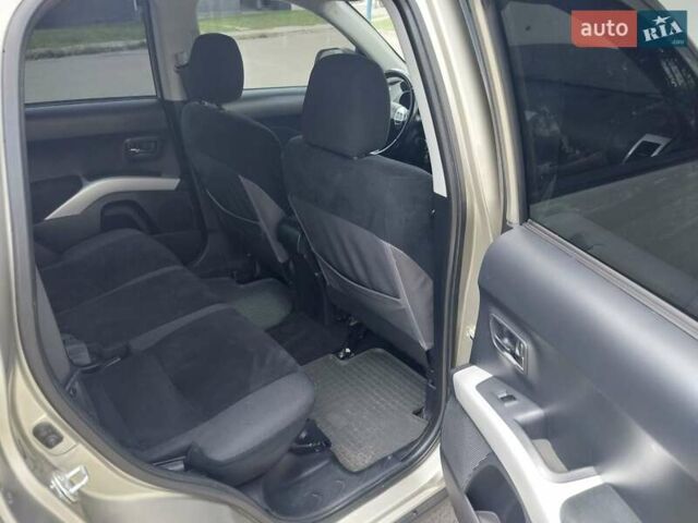 Бежевый Мицубиси Аутлендер ХЛ, объемом двигателя 2.4 л и пробегом 275 тыс. км за 8600 $, фото 35 на Automoto.ua