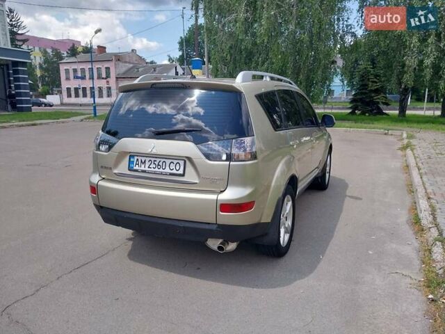 Бежевый Мицубиси Аутлендер ХЛ, объемом двигателя 2.4 л и пробегом 275 тыс. км за 8600 $, фото 3 на Automoto.ua