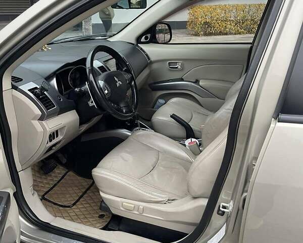 Бежевый Мицубиси Аутлендер ХЛ, объемом двигателя 3 л и пробегом 235 тыс. км за 8000 $, фото 9 на Automoto.ua