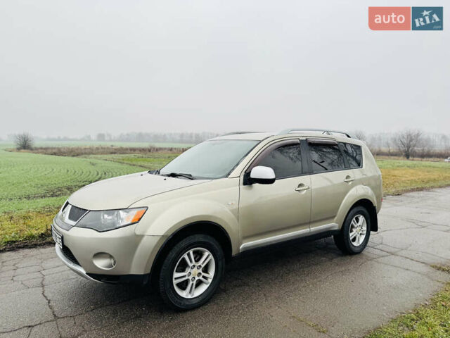 Бежевый Мицубиси Аутлендер ХЛ, объемом двигателя 2.4 л и пробегом 107 тыс. км за 9900 $, фото 3 на Automoto.ua