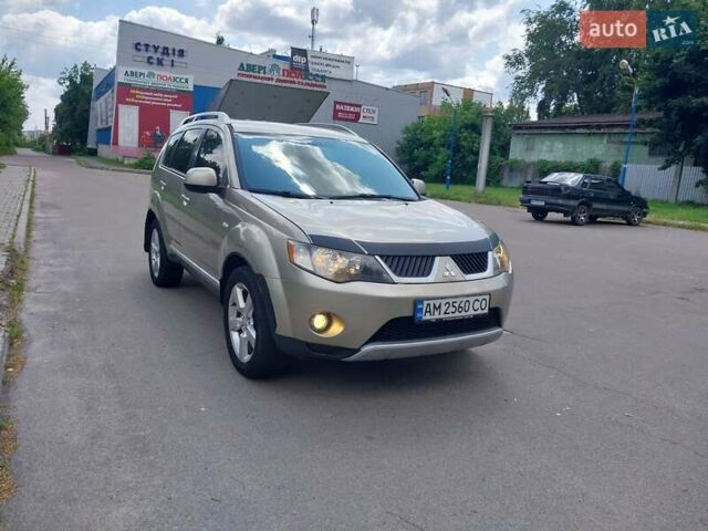 Бежевый Мицубиси Аутлендер ХЛ, объемом двигателя 2.4 л и пробегом 275 тыс. км за 8600 $, фото 1 на Automoto.ua
