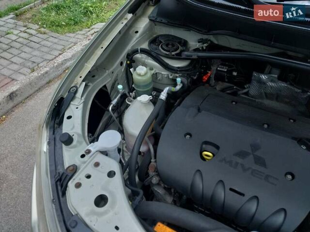 Бежевый Мицубиси Аутлендер ХЛ, объемом двигателя 2.4 л и пробегом 275 тыс. км за 8600 $, фото 29 на Automoto.ua